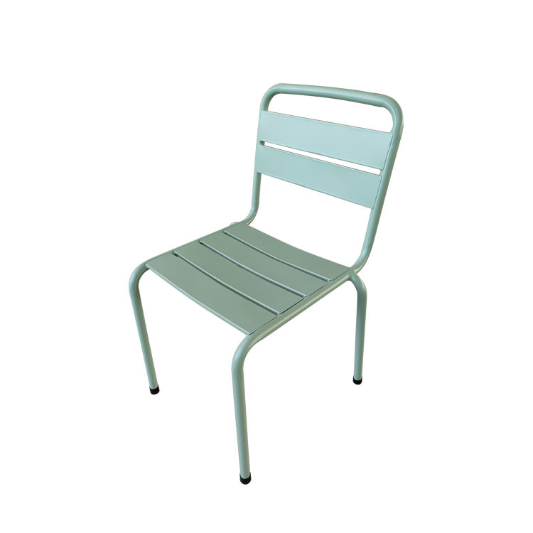 كرسي أثاث معدني خارجي متعدد الألوان قابل للتكديس في الحديقة